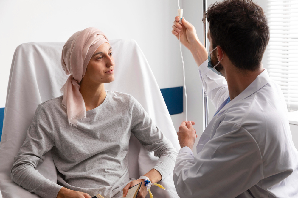 Pacient oncologic îngrijit de personal medical